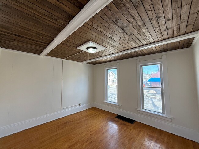 Photo - 1 Large Bedroom Lower Level Duplex in the heart of Brady Street.