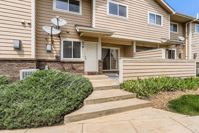 Building Photo - Check out this 2 bed 3 1/2 bath NOW! Rental