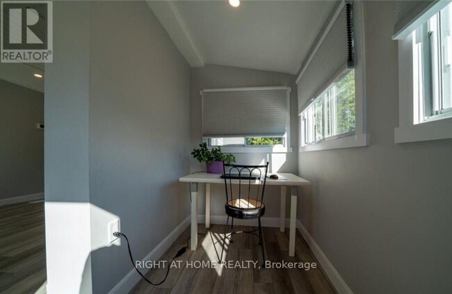 Photo - 48 Ridley St E