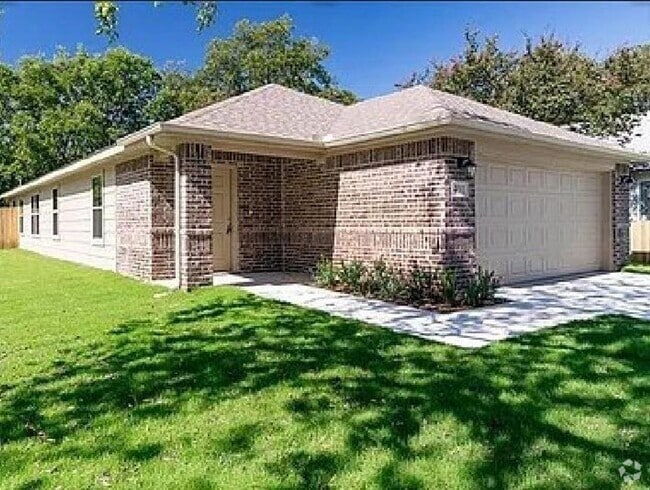 Building Photo - Spacious 3 bedroom, 2 bath available! Rental