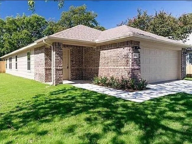 Spacious 3 bedroom, 2 bath available! - Spacious 3 bedroom, 2 bath available! House