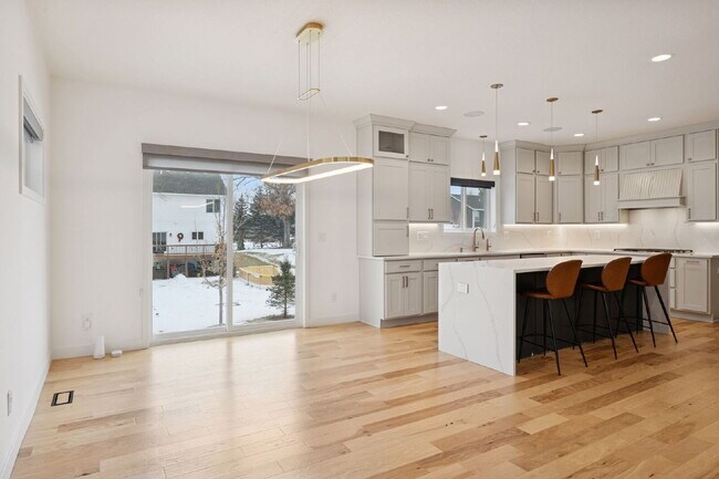 Photo - Luxurious 5-Bed/5 Baths, Granite & 3 Car Garage