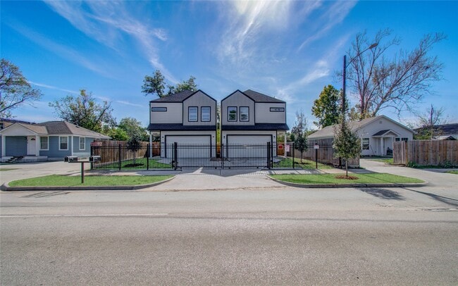 Photo - 835 S Victory Dr