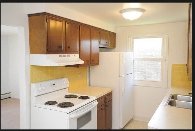 Kitchen - Meadowspring Apartments