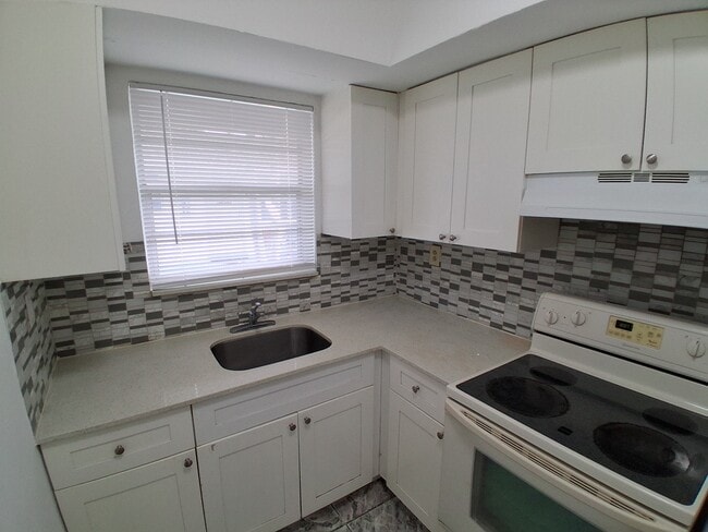 Building Photo - 4130 SW 24th Ct