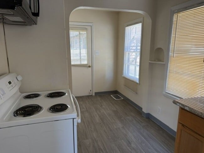 220 W 11th St