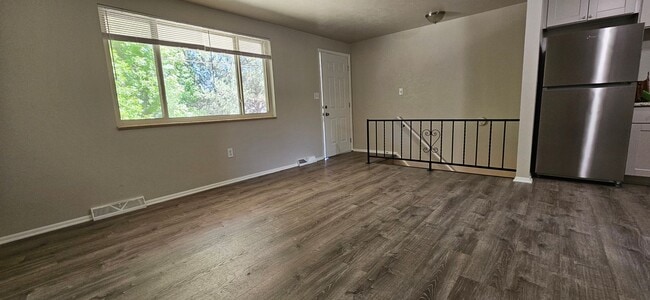 Photo - AVAILABLE NOW! Arvada 3 Bed 2 Bath Duplex New Paint New Flooring! Unidad 3