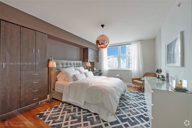Building Photo - 31 SE 5th St Unit 2903 Rental