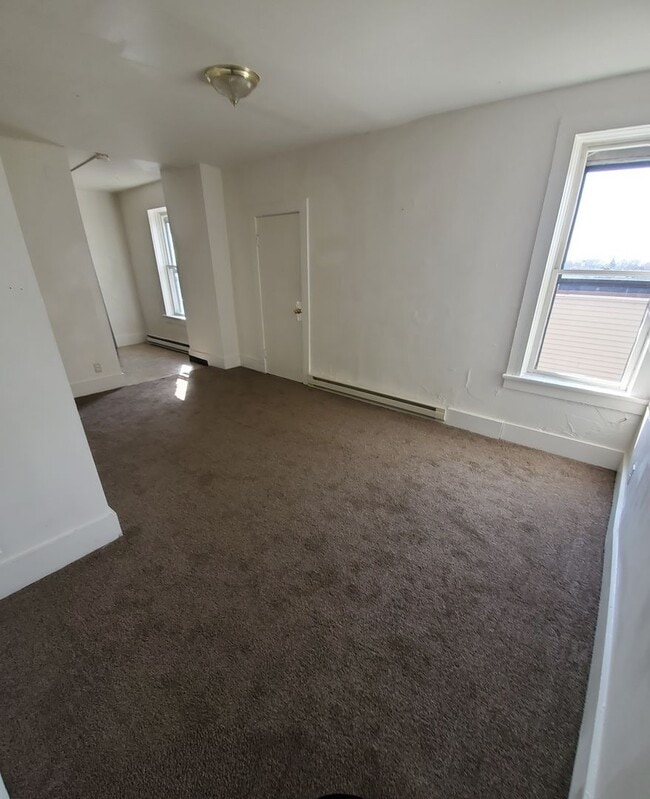 Building Photo - 19 E State St. 10 Unit