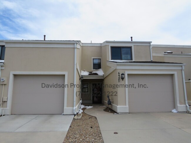 Beautiful 3-Bedroom Townhouse in Rockrimmon - Beautiful 3-Bedroom Townhouse in Rockrimmon