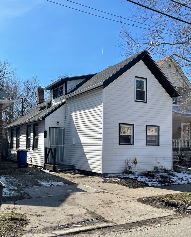 Building Photo - Multi Family Home 3 Bedroom and 1 Bath For...