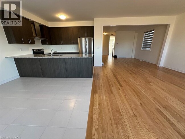 Photo - 884 Douro St