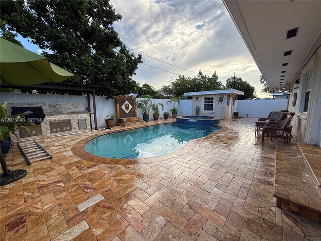 3889 NW 5th St