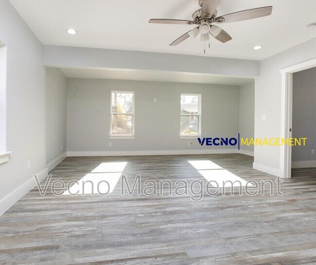 Photo - 129 E Torrey St