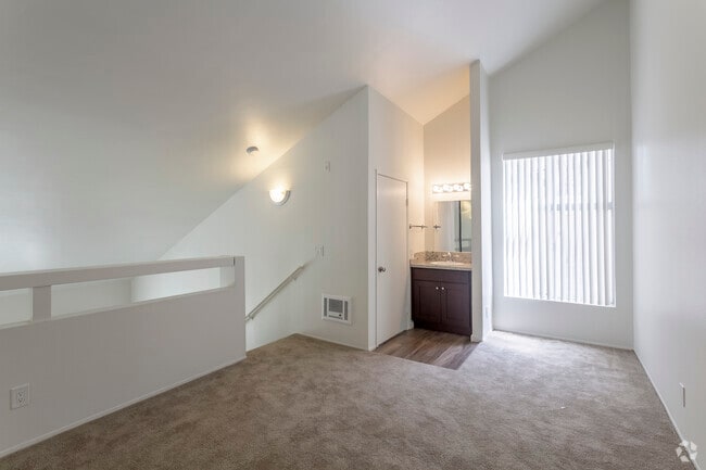 1 BR, 1 BA /Loft - 760 SF