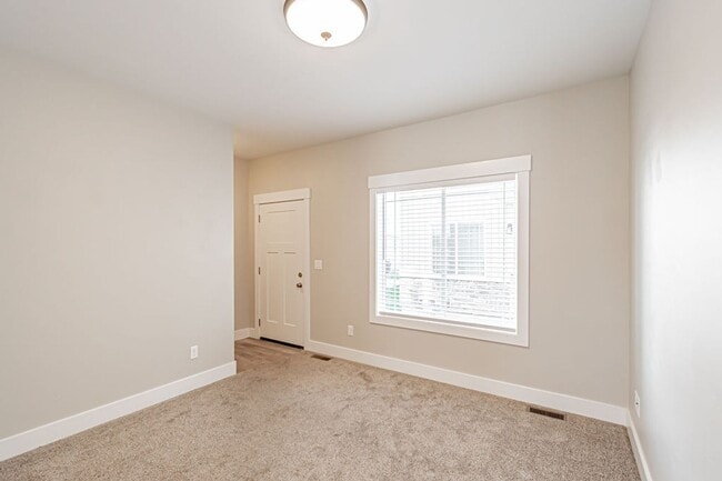 Photo - 654 S Saturn Ave Unit B