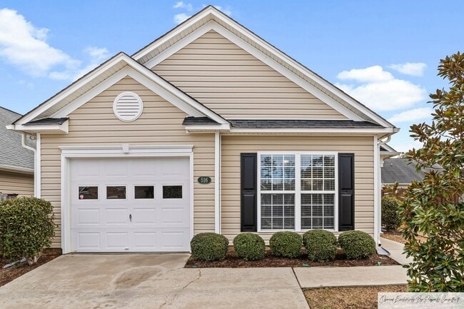 TWO BEDROOM GARDEN HOME IN GATED COMMUNITY - TWO BEDROOM GARDEN HOME IN GATED COMMUNITY