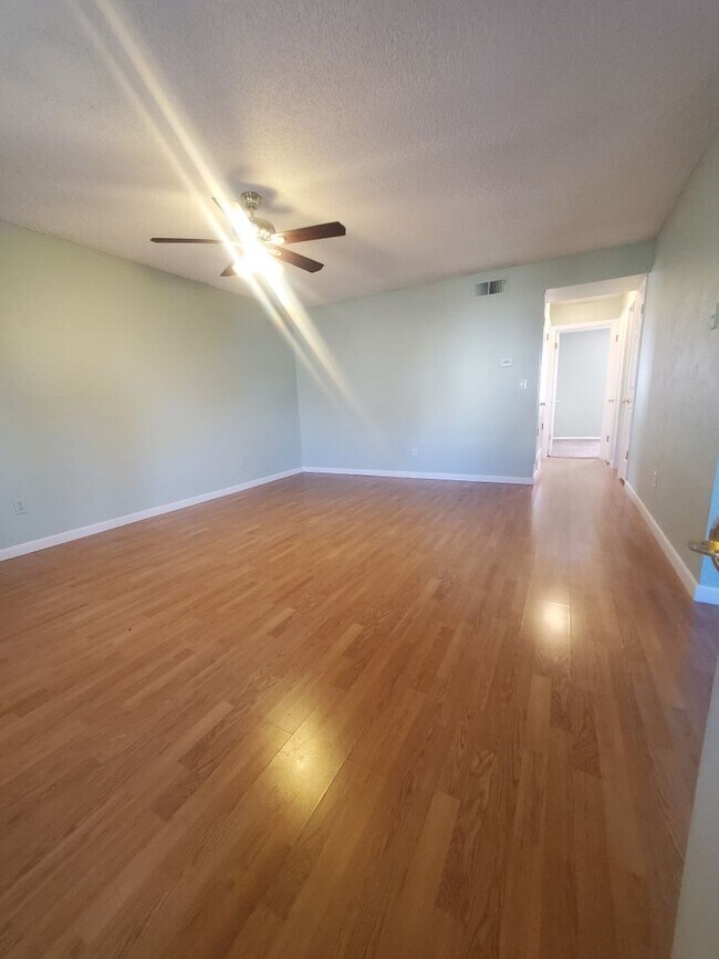 Photo - Very Cute 2 Bedroom 1 Bath Condo in Longmo...
