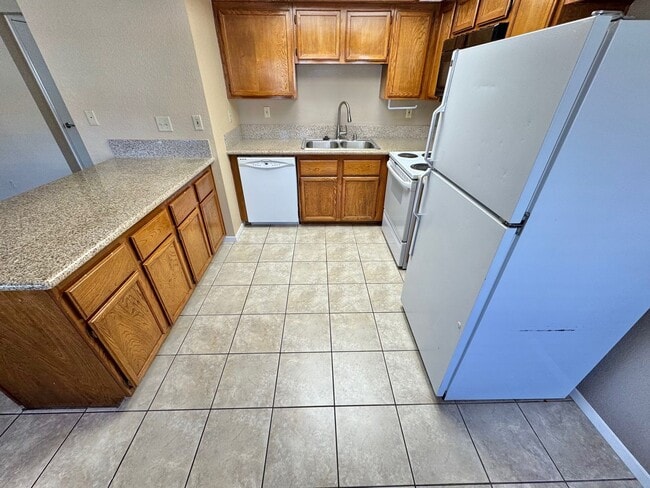 Photo - *** SPRING SPECIAL DEAL!! $750 OFF FIRST MONTHS RENT IF MOVED IN 2 WEEKS!!***COMFORTABLE 2-BEDROO...