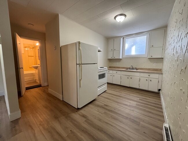 Building Photo - 1 Bedroom Apartment Available Immediately Unit 1