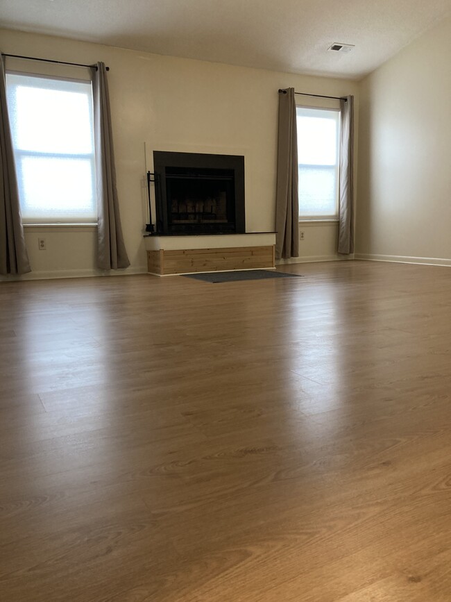 Living Room with vaulted ceiling - 2136 Pier Point Pl Unidad 2136 Pier Point Pl. Rental