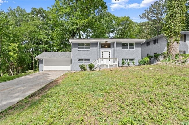 495 Larchmont Cir NW
