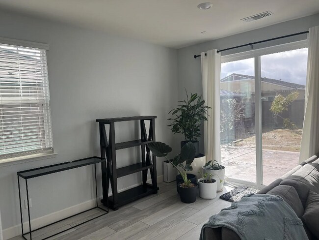 Photo - 630 Golden Violet Way