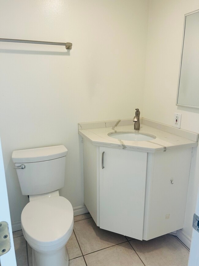 Powder room - 9808 Via Sonoma