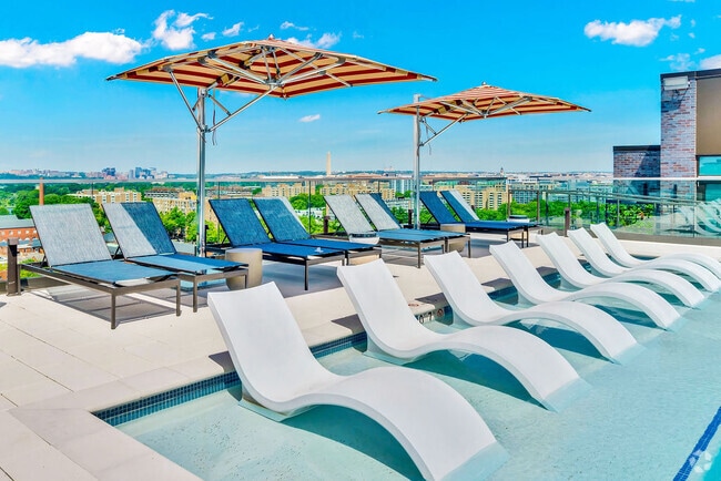 Rooftop pool overlooking Washington DC's waterfronts and cityscapes. - Vermeer Rental