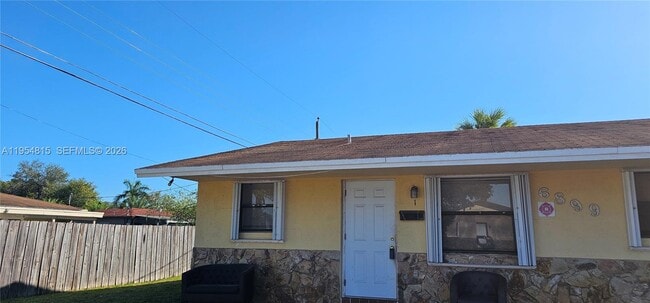 Building Photo - 6899 Pembroke Rd Unit 1