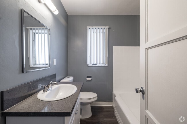 2BR, 1BA - 775SF