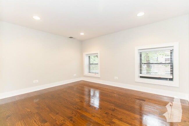 Building Photo - 2602 N Racine Ave Unit 2602 N Racine