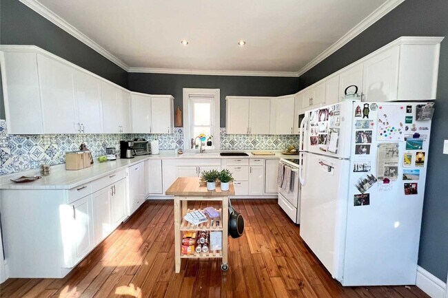 Photo - 215 Charles St