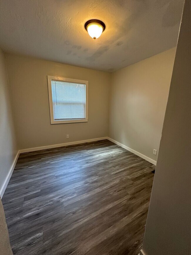 Photo - 1547 32nd St NE