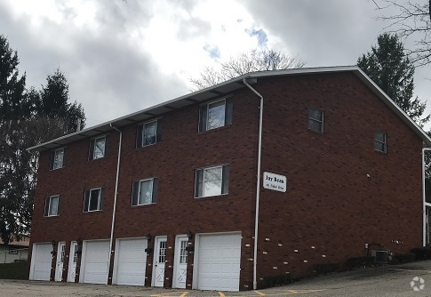 Building Photo - Two Bedroom Townhouse with Garage