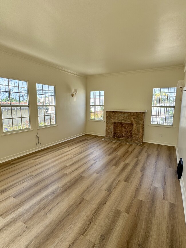 Living room west facing view - 1335 S Redondo Blvd Apartments Unit 2