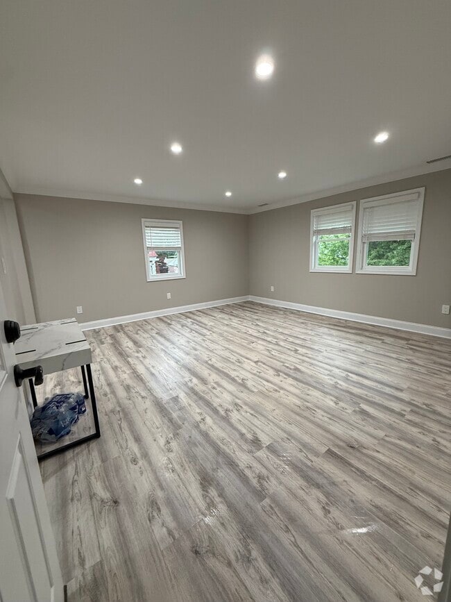 Building Photo - 224 E Avon Rd Unit 2-nd floor Rental