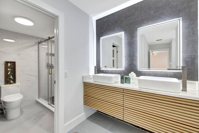 7898 Eastlake Dr Unit 7d