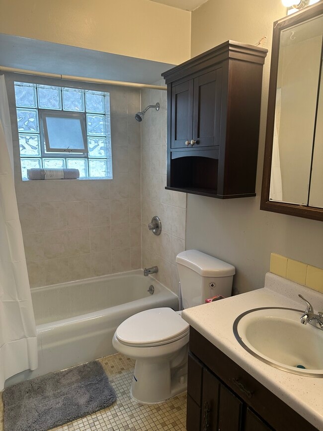 Photo - 2103 W Montrose Ave Unit 2