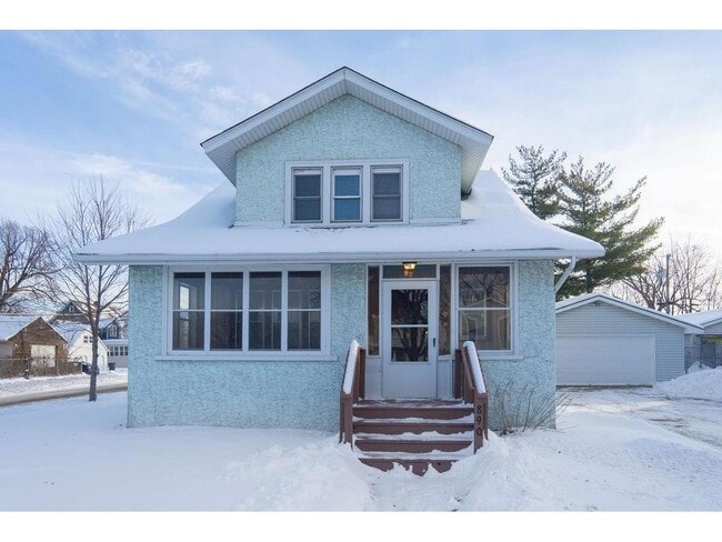 Building Photo - 890 Arkwright St N