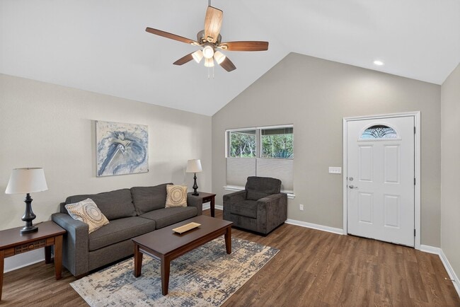 Photo - 830 Cypress Ln