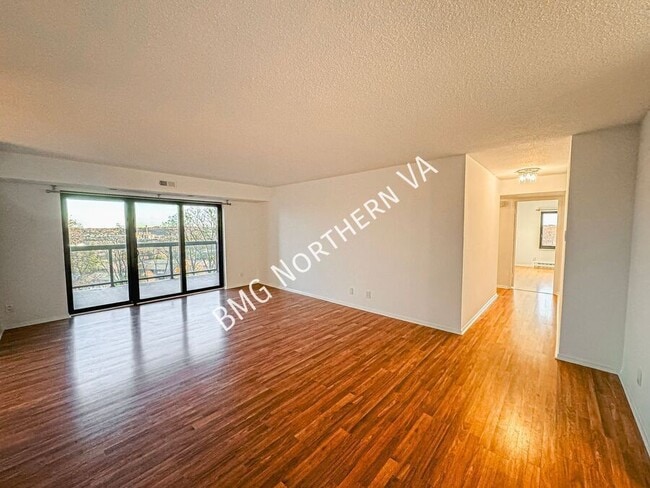 Photo - 309 Yoakum Pkwy