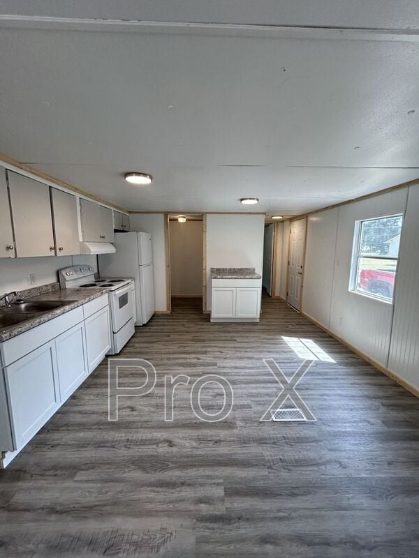 627 W 8th St