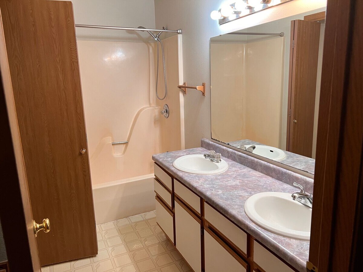 Photo - 4 Bed 2 bath near Riverside Drive