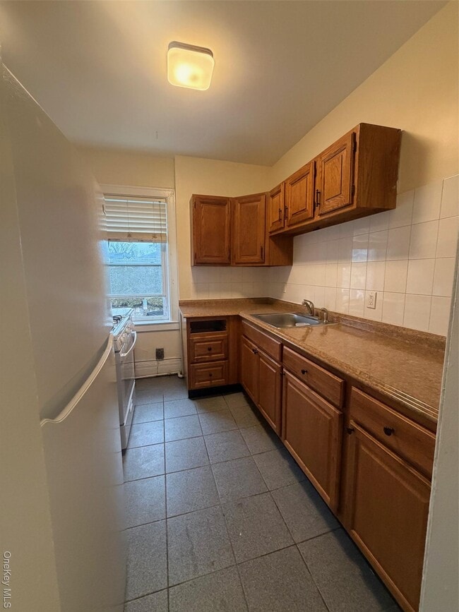 Photo - 837 White Plains Rd Unit 1R