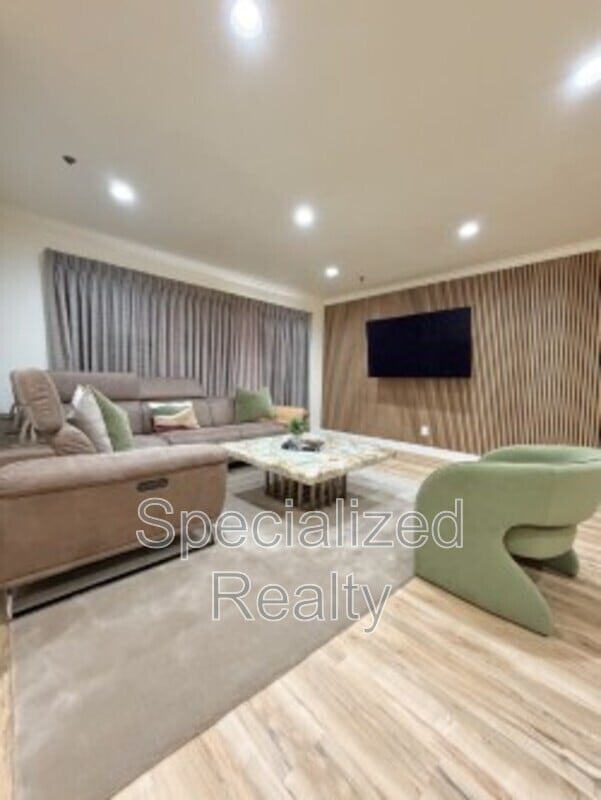 Building Photo - 1020 Davis Ave Unit 101