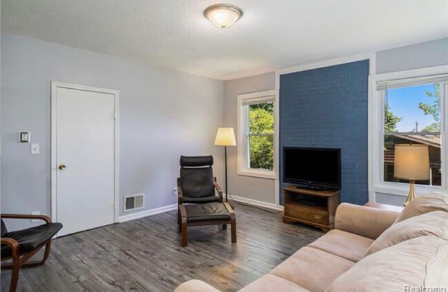 Photo - 388 Hillsdale St