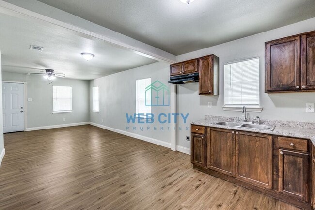 Photo - 405 Viaduct St