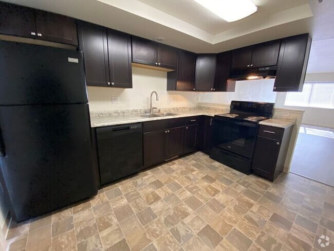 Building Photo - 2 Bedroom Townhouse - Garage/Washer-Dryer ...