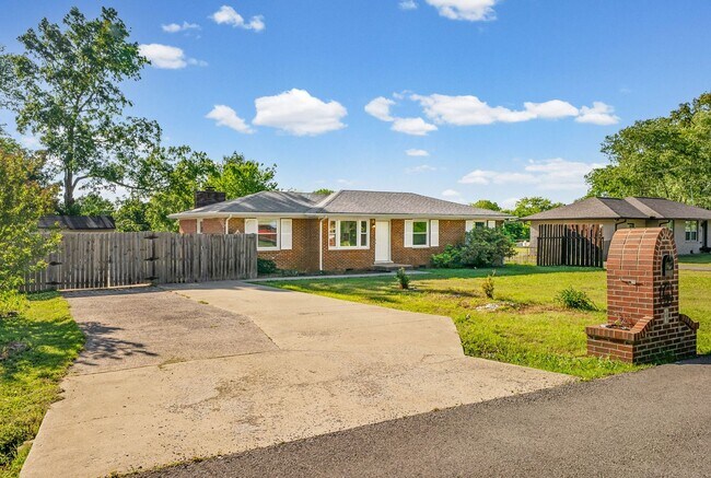 Photo - 3 bedroom 1 1/2 bath home with flex space for rent!